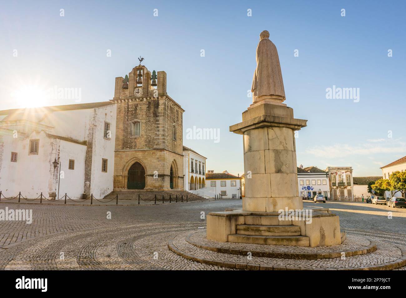 Centro di Faro con la Cattedrale se in mattinata, Algarve, Portogallo Foto Stock