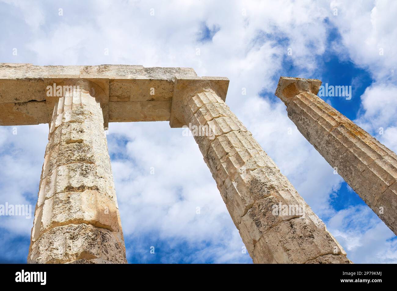 Colonne in stile dorico e rovine dal Tempio della Grecia antica. tempio di Zeus nell'antica Nemea, Nemea, Grecia. Il tempio restaurato di Zeus Foto Stock