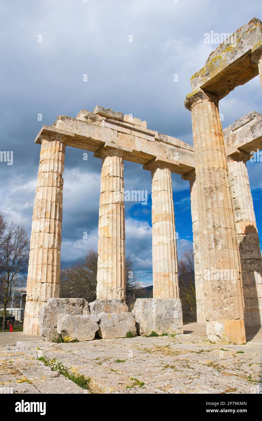 Colonne in stile dorico e rovine dal Tempio della Grecia antica. tempio di Zeus nell'antica Nemea, Nemea, Grecia. Il tempio restaurato di Zeus Foto Stock