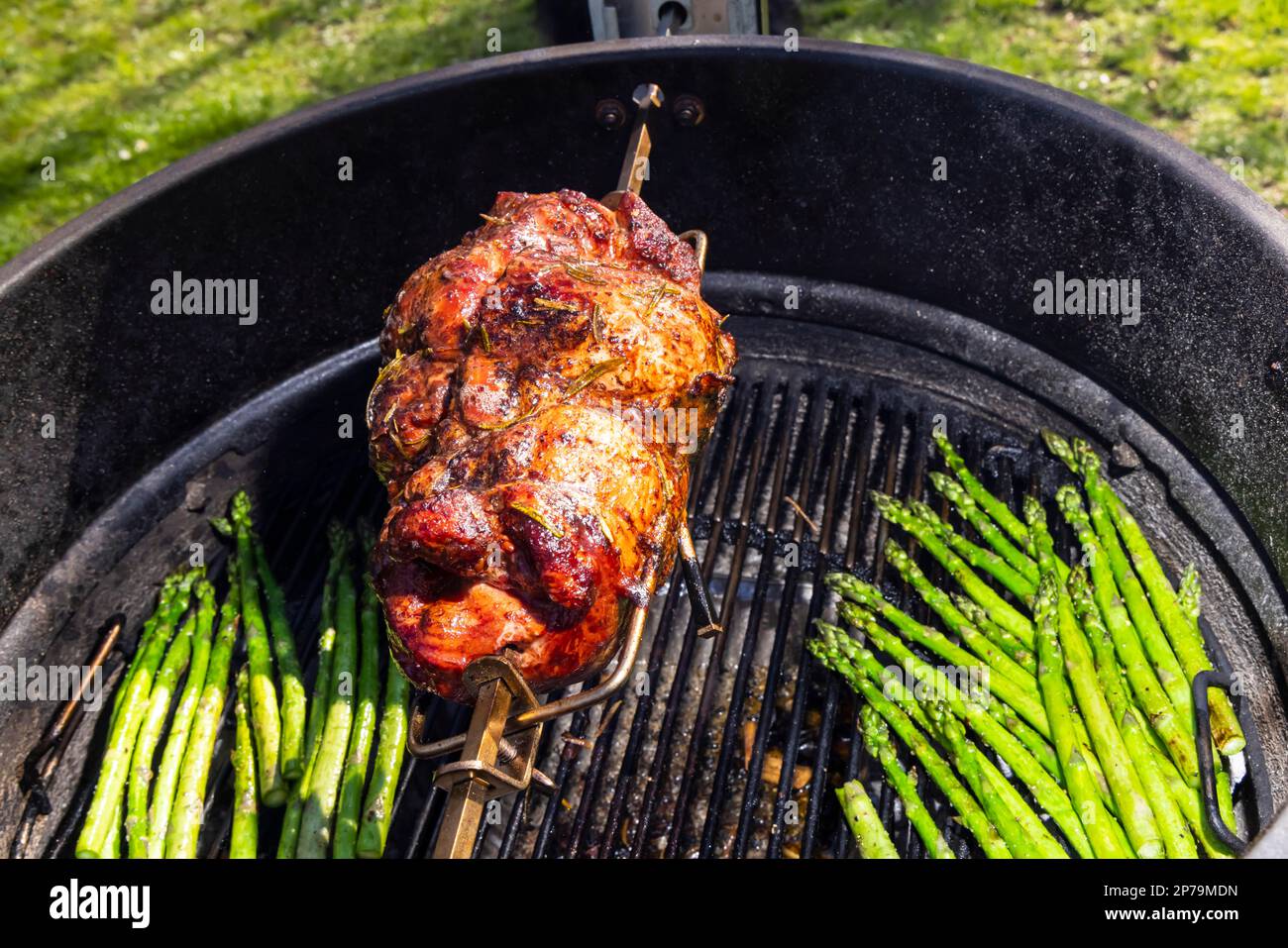 Stinco di agnello alla griglia, menu tradizionale di Pasqua, preparato nella griglia da giardino, Stoccarda, Baden-Wuerttemberg, Germania Foto Stock