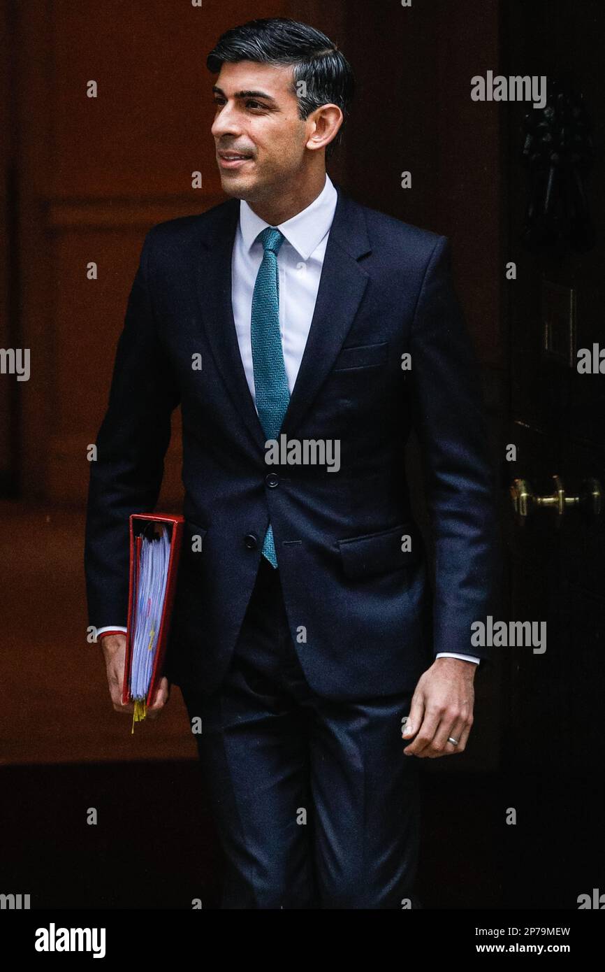 Londra, Regno Unito. 08th Mar, 2023. Rishi Sunak, MP, primo ministro del Regno Unito, esce dalla 10 Downing Street per partecipare oggi al Parlamento alle interrogazioni del primo ministro (PMQ). Credit: Imageplotter/Alamy Live News Foto Stock