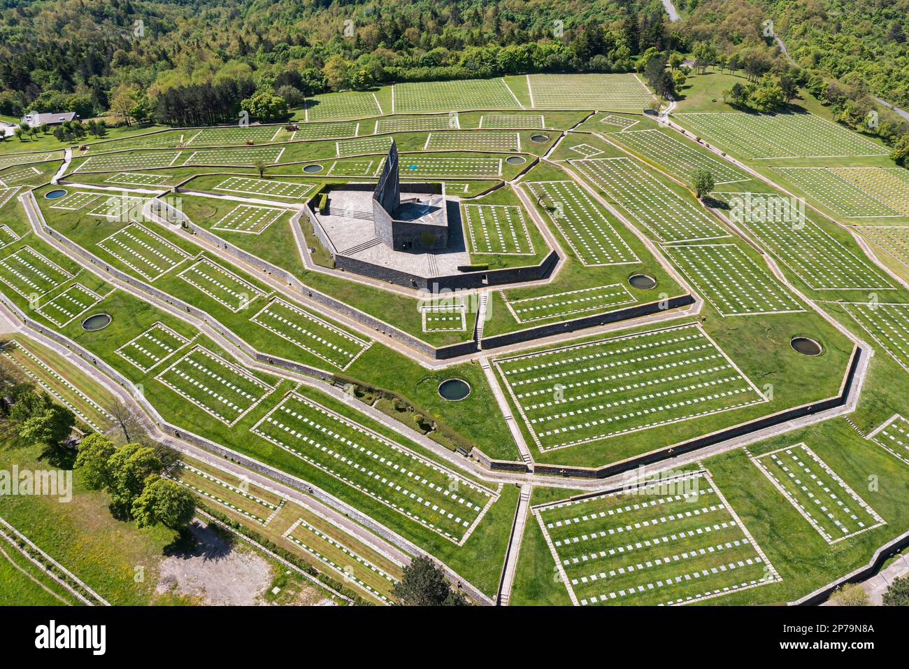 Cimitero militare tedesco Passo Futa, Cimitero militare italiano ...