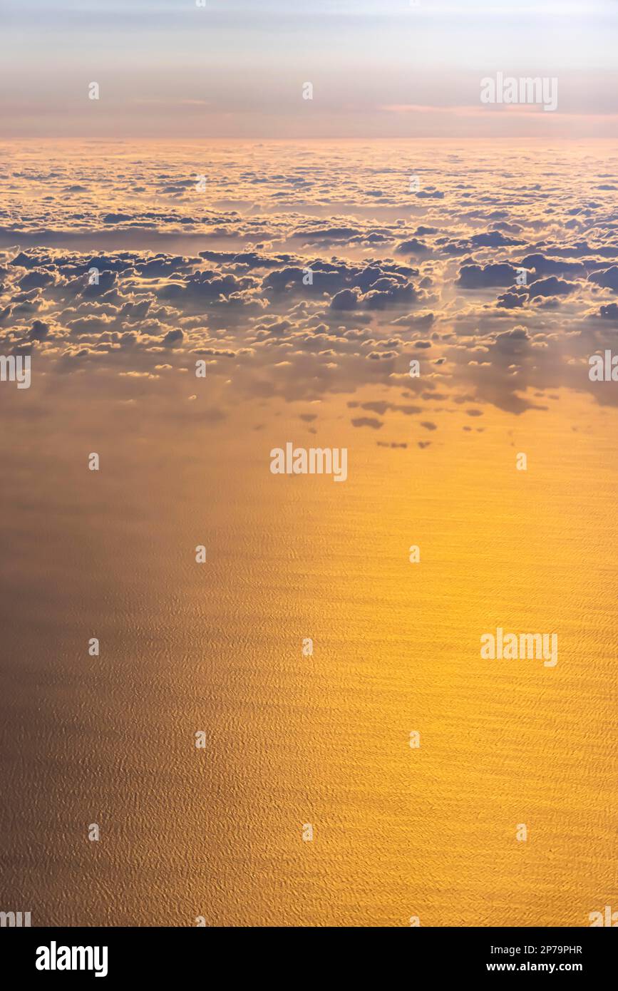 Nuvole e mare al tramonto, onde sull'acqua, vista aerea, volo sul mar Egeo, Grecia Foto Stock