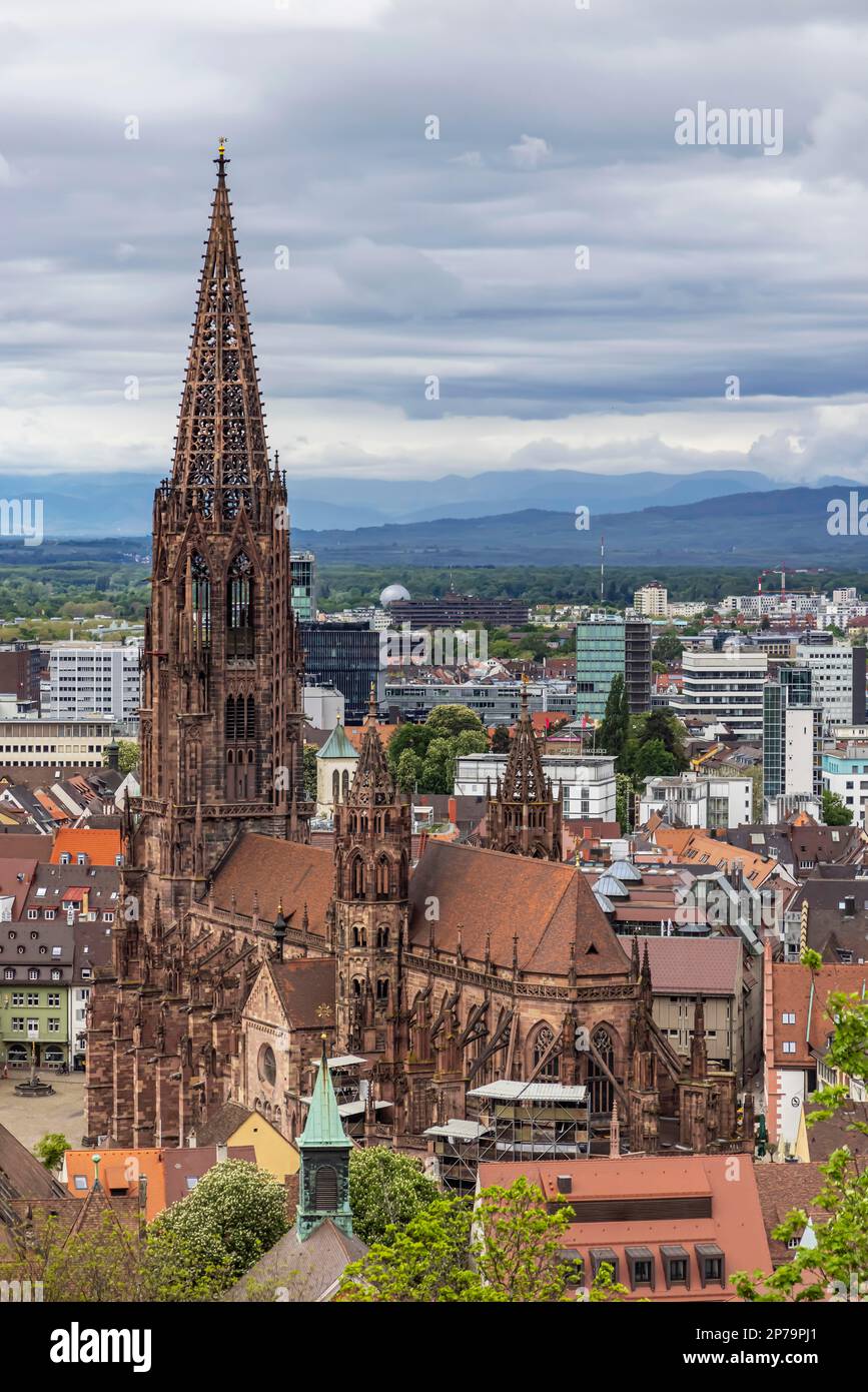 Vista sulla città e sulla cattedrale, il punto di riferimento si mostra senza impalcature, Friburgo, Breisgau, Baden-Wuerttemberg, Germania Foto Stock