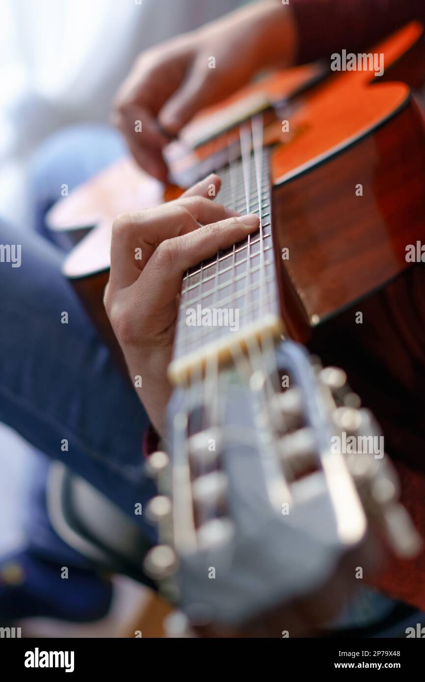 Primo piano di una mano mans che gioca l'approccio selettivo alla chitarra spagnola Foto Stock