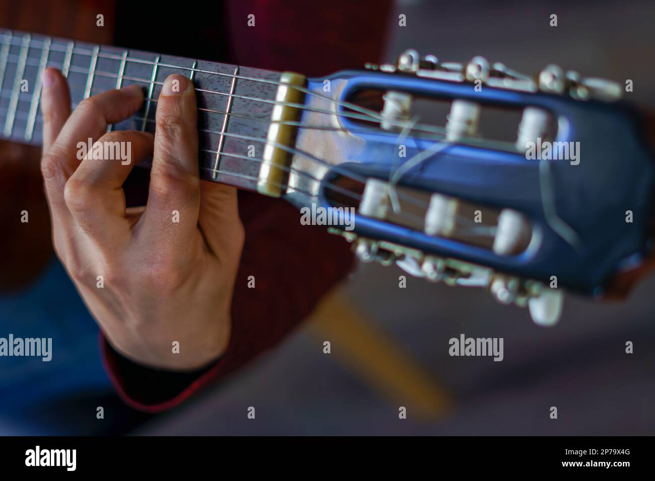 Lo spagnolo suona la chitarra immagini e fotografie stock ad alta  risoluzione - Alamy