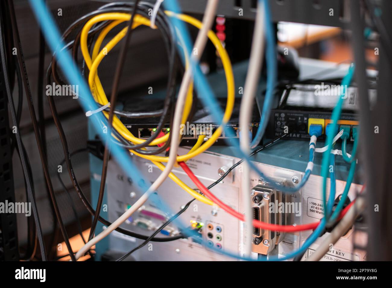 Collegamento disordinato dei cavi di alimentazione del computer e della LAN. primo piano non ha girato persone. Foto Stock
