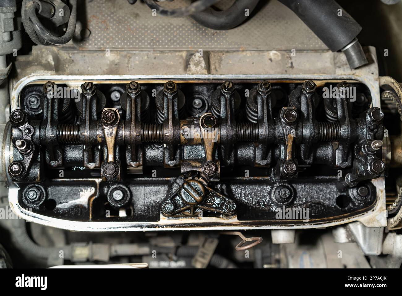 Testate. Motore automatico. Servizio auto. Riparazione delle valvole. Molle delle valvole. Foto Stock