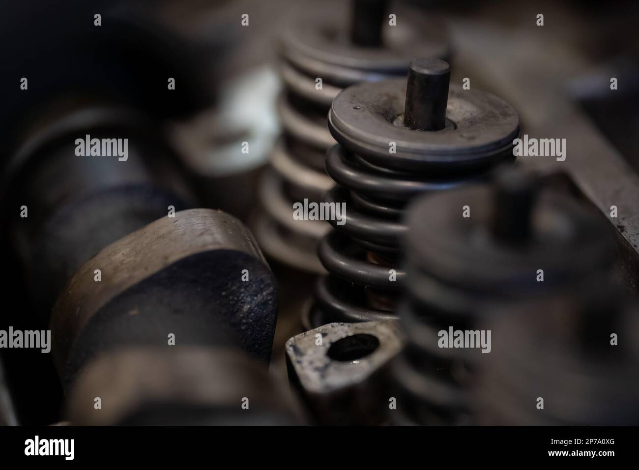 Testata di un motore automatico. Servizio auto. Manutenzione del motore. Dettaglio molla valvola. Foto Stock