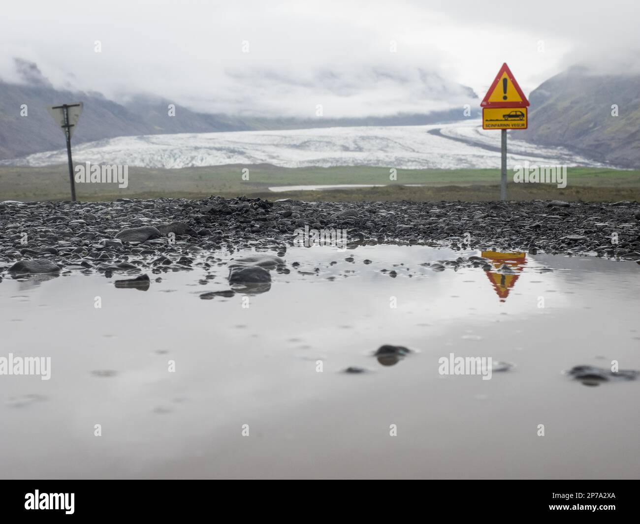 Segnaletica stradale, Seinfarinn vegur, strada difficile, Svinafellsjoekull nella nebbia dietro, lingua del ghiacciaio Vatnajoekull, Islanda Foto Stock