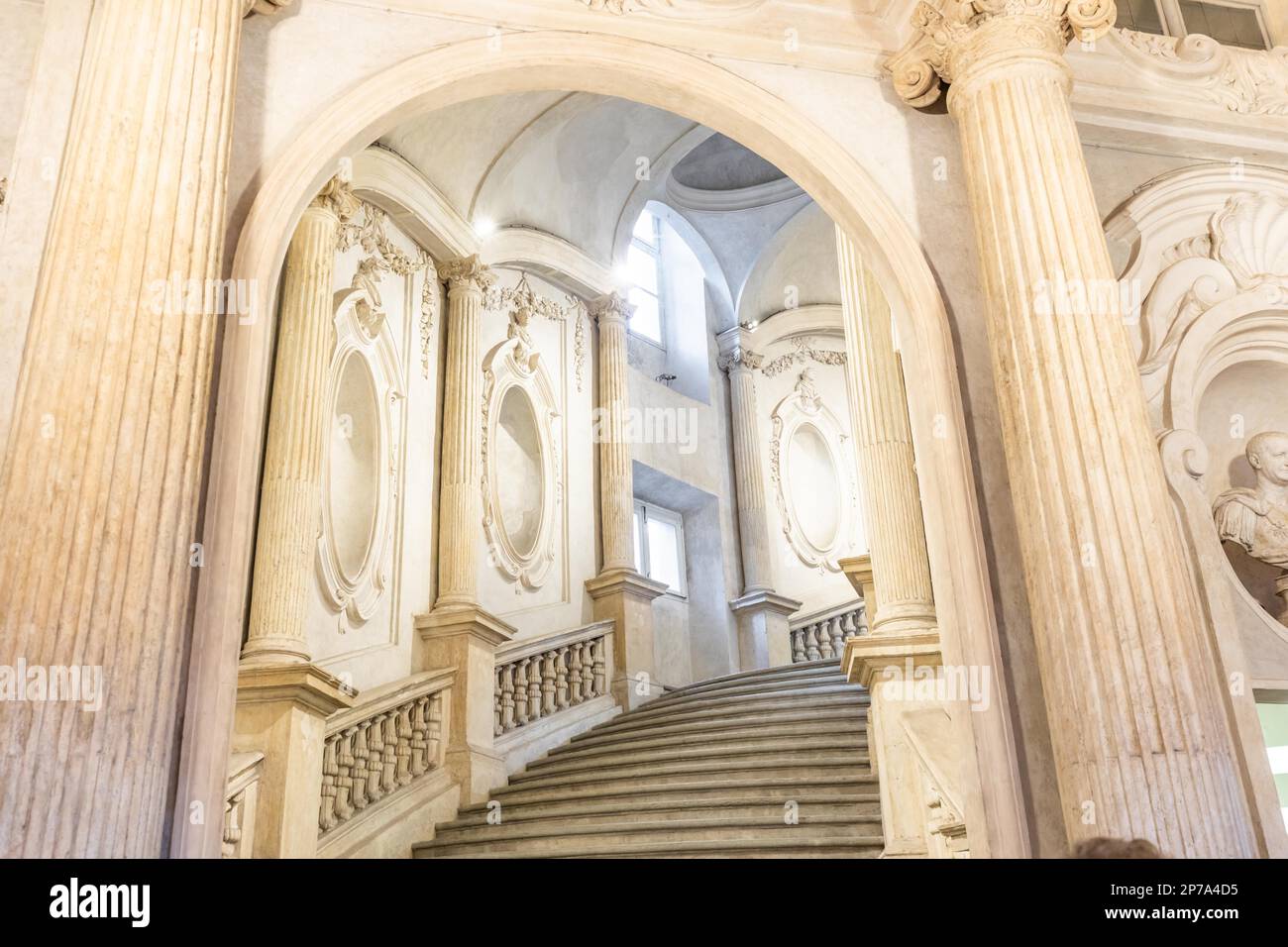 Torino, Italia - circa Gennaio 2022: Scala in marmo di lusso. Architettura d'epoca, interni design Foto Stock