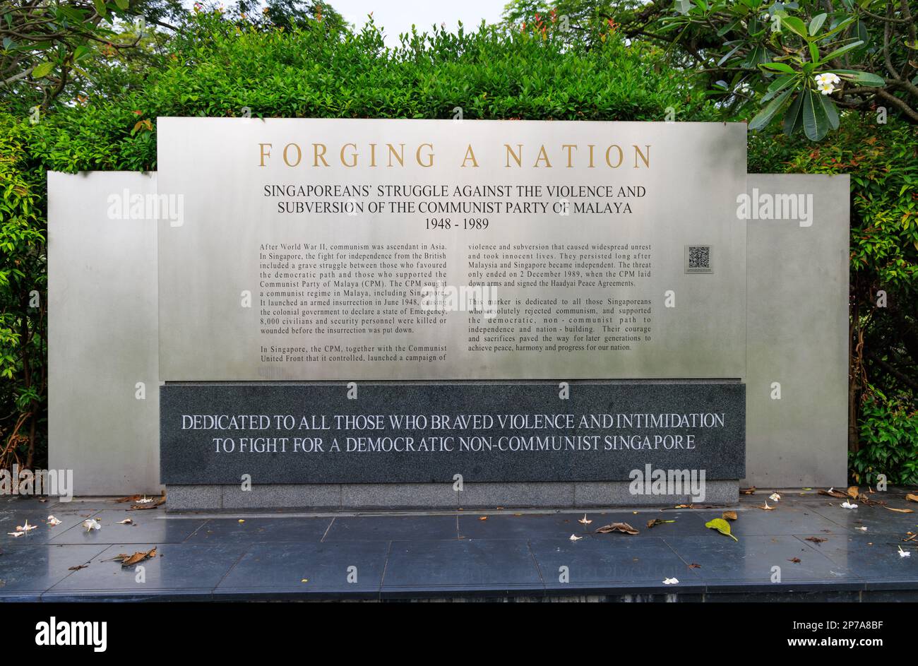 "Forgiare una nazione". La lotta contro il partito comunista di Malaya marcatore. Esplanade Park, Singapore Foto Stock