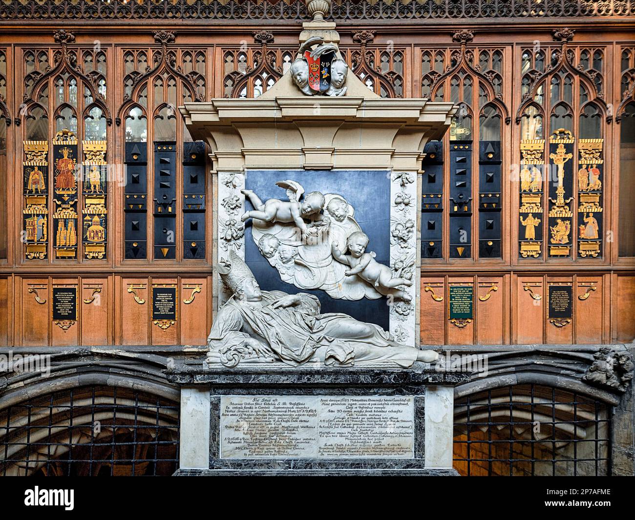 Memorial Stone with Sculpture and Inscription, York Minster, Cathedral, York, England, Regno Unito Foto Stock