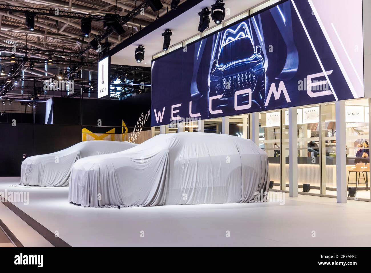 Nuovi modelli da WEY nascosto sotto un cofano, WEY è il marchio di lusso del produttore cinese di auto Great Wall Motors, mobilità fiera IAA MOBILITÀ, auto Foto Stock