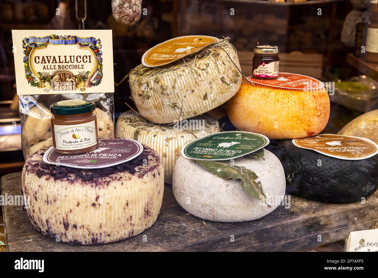 Caseificio nelle strette stradine del centro storico di Pienza, Pecorino di Pienza, formaggio di produzione regionale, Pienza, provincia di Siena, Italia Foto Stock