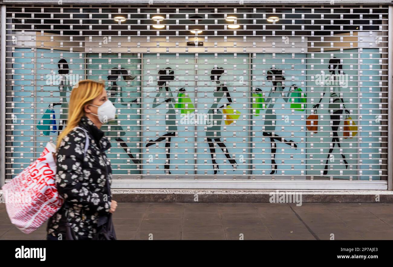 Vetrina a Stoccarda, una griglia per tapparelle protegge da furti e furti, Stoccarda, Baden-Wuerttemberg, Germania Foto Stock