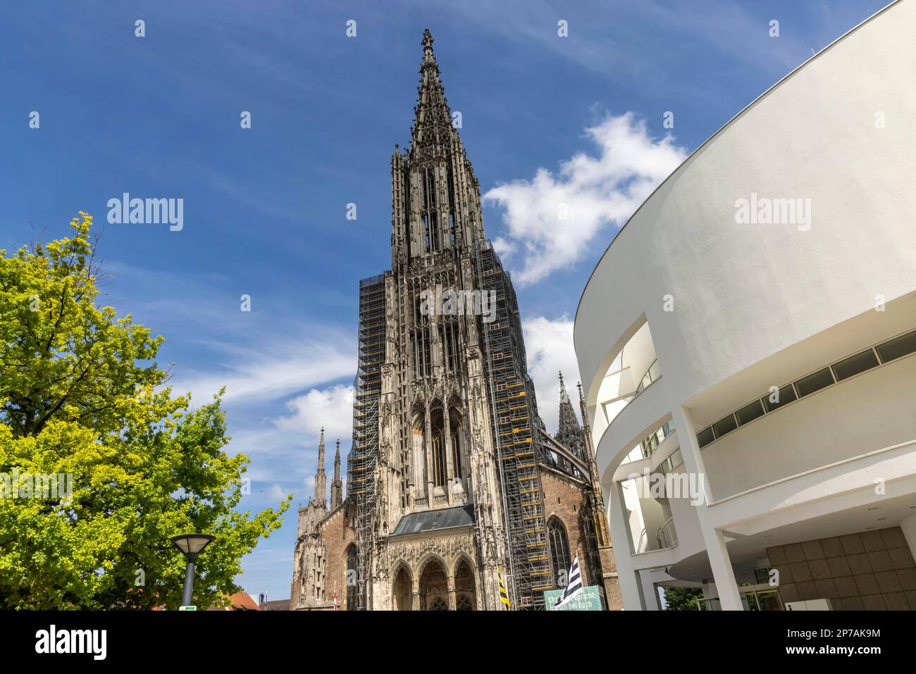 Vista sulla città Ulm, Minster, Piazza Minster e Town House dell'architetto Richard Meier, Ulm, Baden-Wuerttemberg, Stoccarda Foto Stock