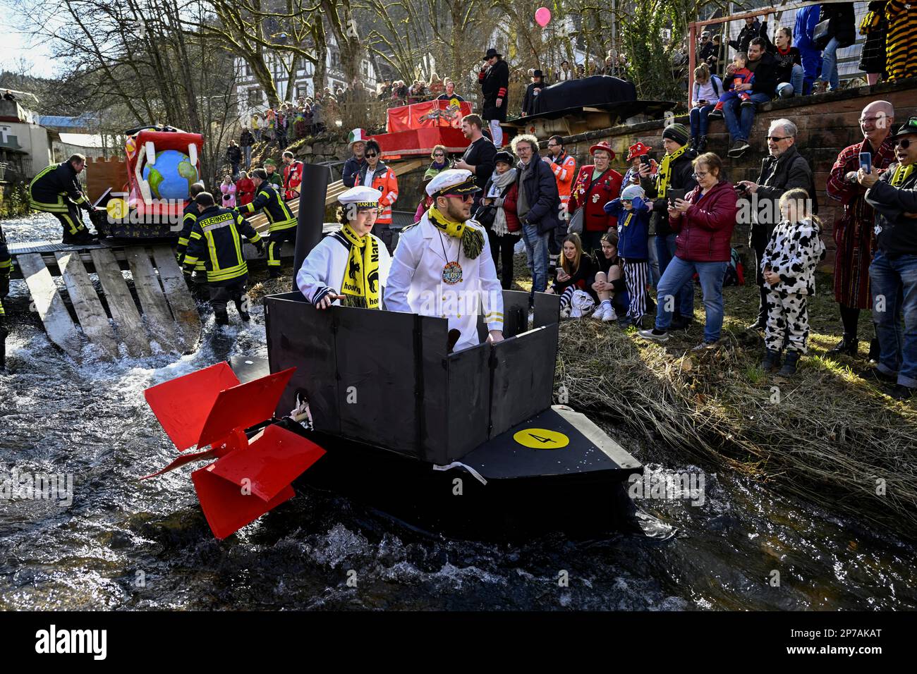 Zuber sul fiume Schiltach, da-Bach-na-Fahrt, tradizionale processione carnevale, carnevale svevo-alemannico, Schramberg, Rottweil Foto Stock