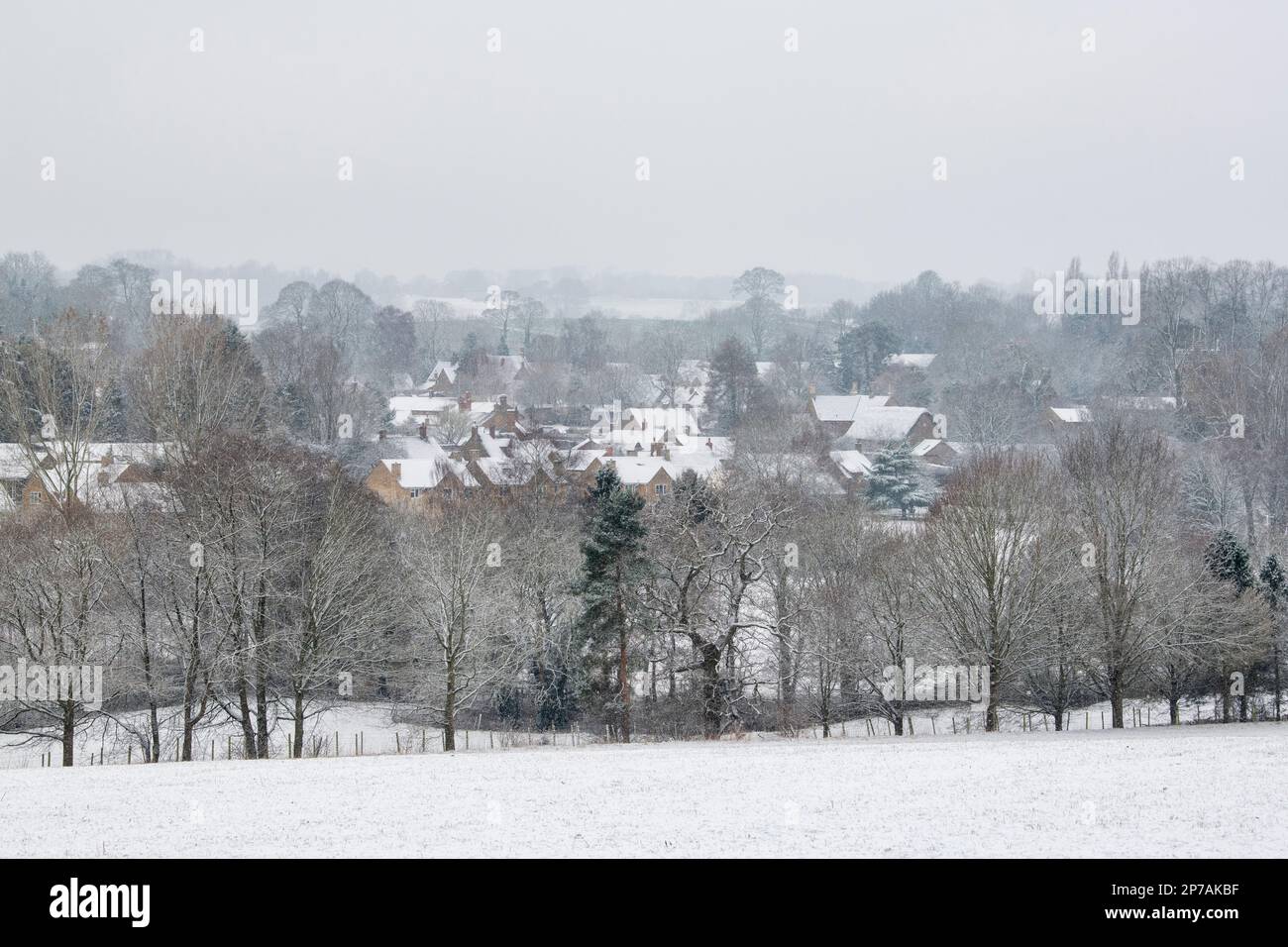 Newington villaggio sud nella neve d'inverno. South Newington, Oxfordshire, Inghilterra. Foto Stock