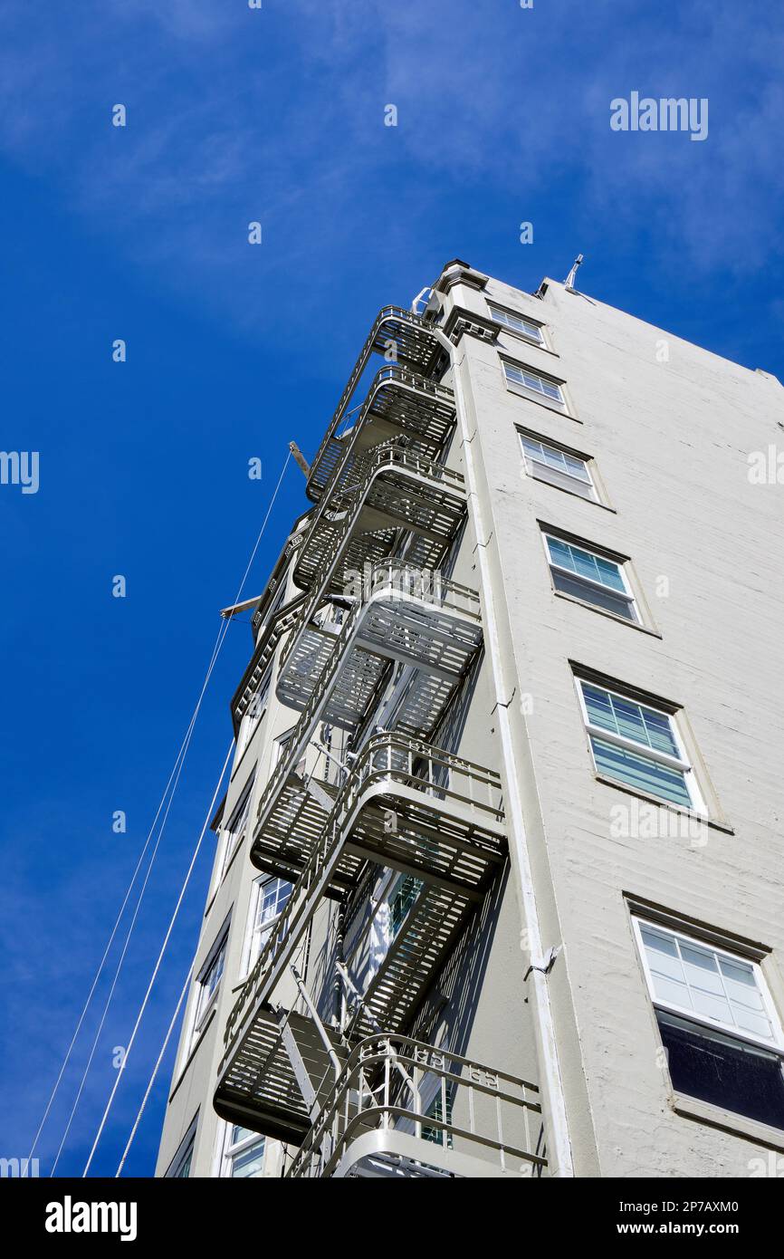 Edificio con fuga esterna dai vigili del fuoco; Pacific Ave & Webster St, San Francisco, California Foto Stock
