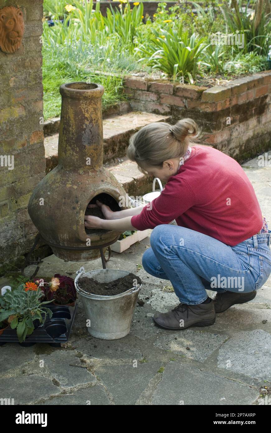 Contenitore che pianta vaso insolito vecchio forno di terracotta cortile giardino progetto 1 Foto Stock