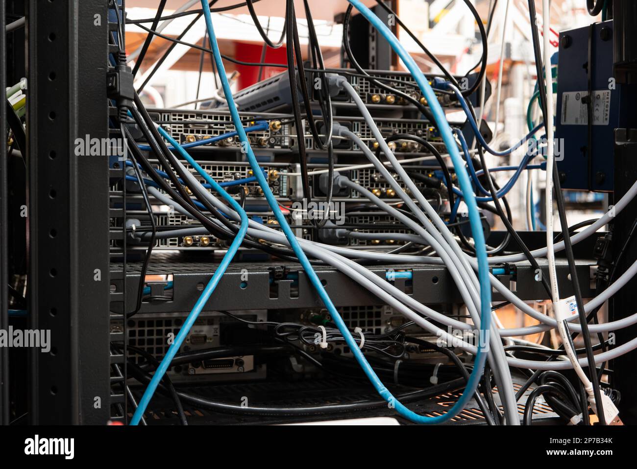 Molti cavi che collegano vari dispositivi elettronici all'interno del laboratorio scientifico. Primo piano, nessuna gente. Foto Stock