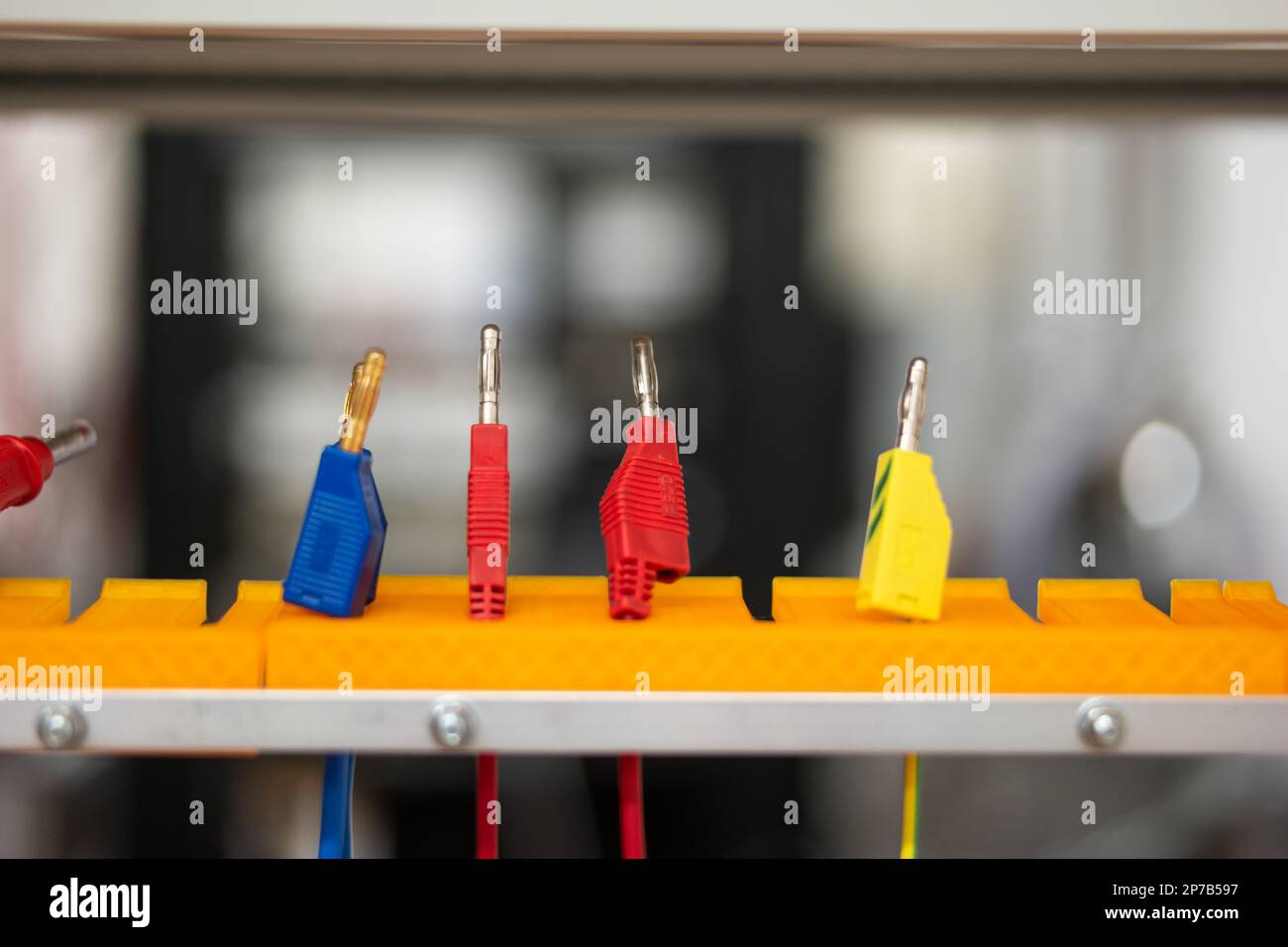 Piccoli connettori elettrici in un laboratorio scientifico. Vista frontale ravvicinata, profondità di campo ridotta, nessuna persona. Foto Stock