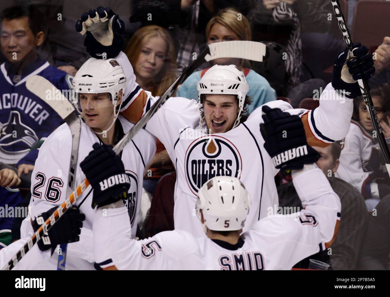 Edmonton Oilers' Ryan O'Marra, centre, celebrates his goal against the Edmonton Oilers with teammates Kurtis Foster, left, and Ladislav Smid, of the Czech Republic, during the second period of an NHL hockey game in Vancouver, Canada, on Sunday Dec. 26, 2010. (AP Photo/The Canadian Press, Darryl Dyck) Foto Stock