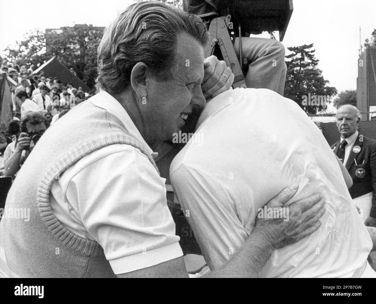 Trainer Günther Bosch beglückwünscht seinen Schützling Boris Becker nach dessen Sieg über den Amerikaner Tim Mayotte am 02.07.1985 in Wimbledon. Becke Foto Stock