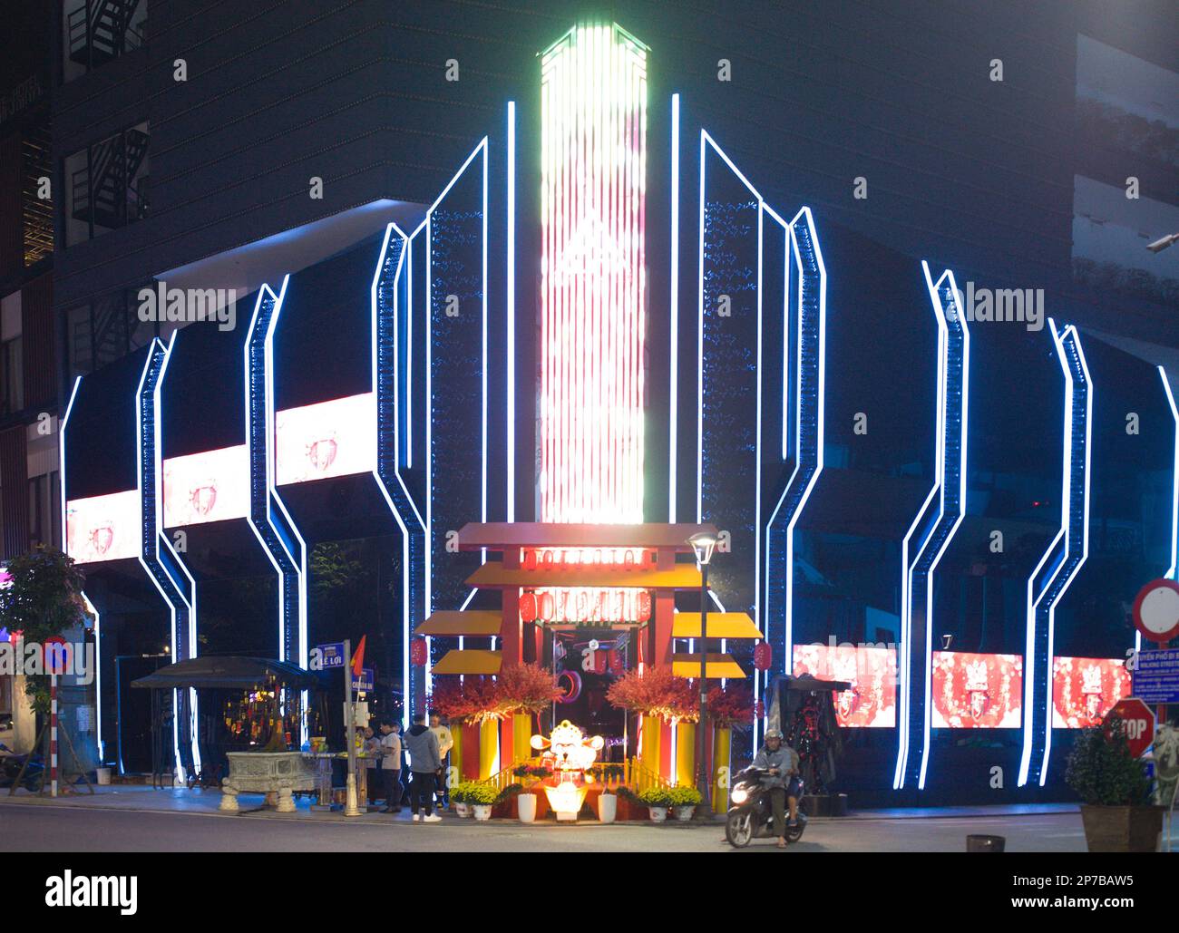 Vietnam, Hue, scena di strada, notte, architettura moderna, Foto Stock