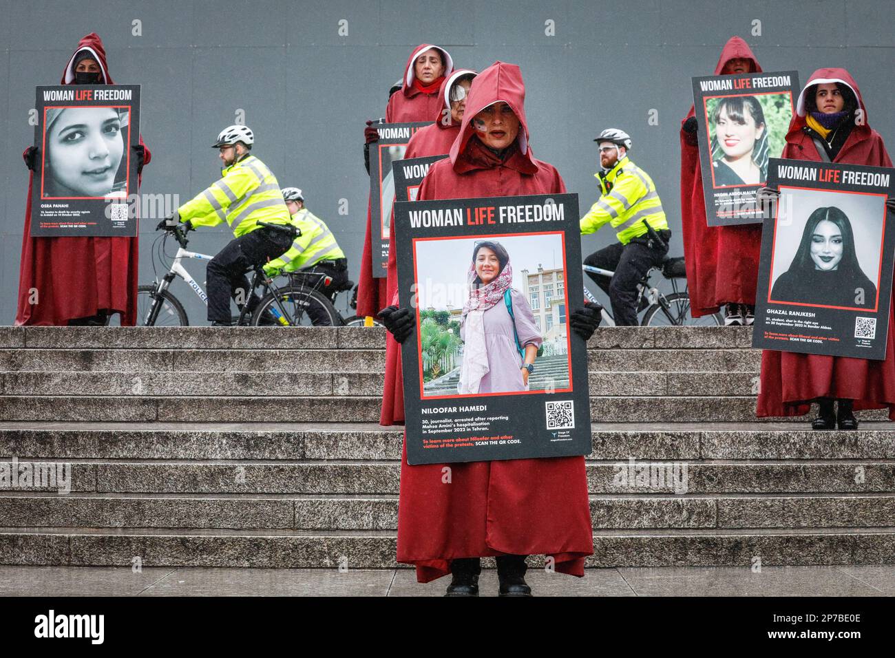 Londra, Regno Unito. 08th Mar, 2023. Le donne marciano a Whitehall e si fermano brevemente a Tafalgar Square, con ogni donna che tiene un cartello di una donna uccisa. Le donne marciano attraverso il centro di Londra e fino all'ambasciata iraniana in solidarietà con le donne iraniane che stanno dimostrando per i diritti umani nel paese, dove l'uguaglianza e i diritti delle donne sono stati severamente limitati. Credit: Imageplotter/Alamy Live News Foto Stock