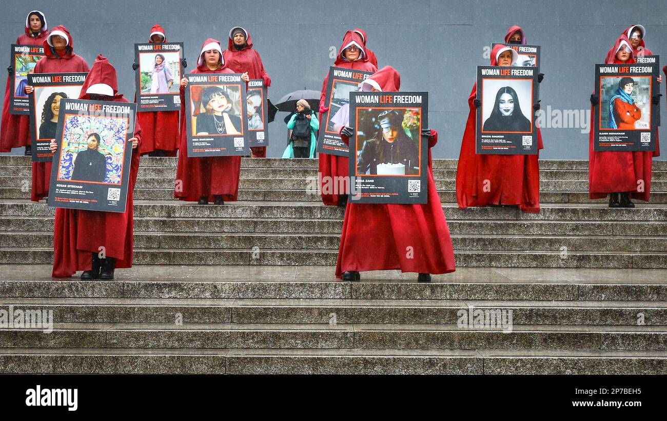 Londra, Regno Unito. 08th Mar, 2023. Le donne marciano a Whitehall e si fermano brevemente a Tafalgar Square, con ogni donna che tiene un cartello di una donna uccisa. Le donne marciano attraverso il centro di Londra e fino all'ambasciata iraniana in solidarietà con le donne iraniane che stanno dimostrando per i diritti umani nel paese, dove l'uguaglianza e i diritti delle donne sono stati severamente limitati. Credit: Imageplotter/Alamy Live News Foto Stock