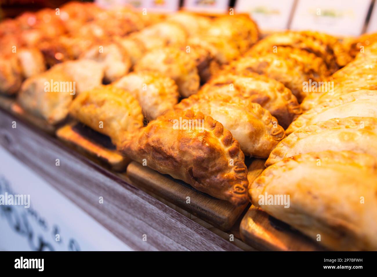 empanadas appena sfornato con diversi ripieni in vendita Foto Stock