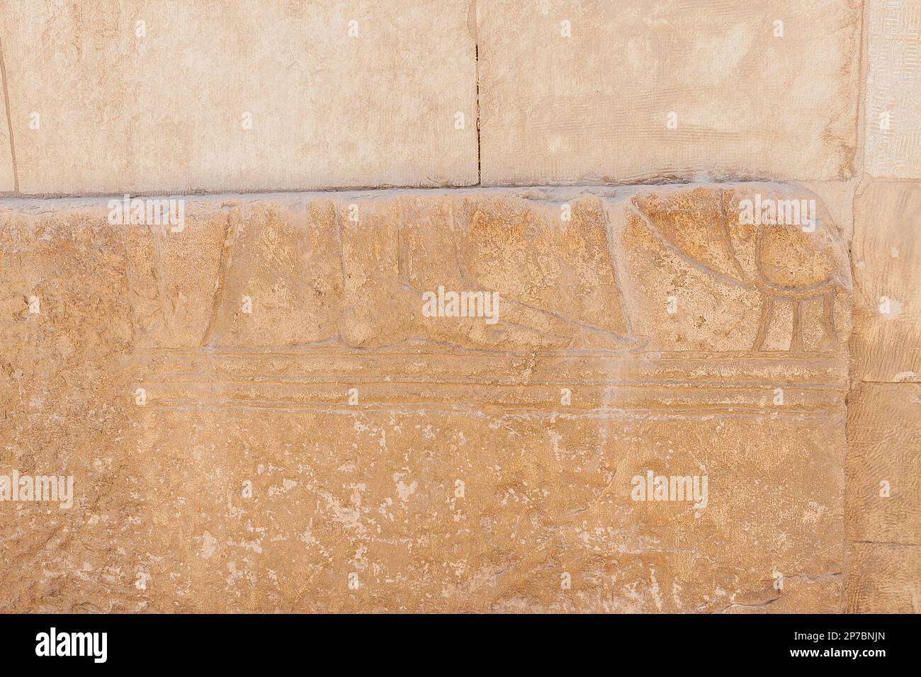 Egitto, Saqqara, tomba del nuovo Regno di Horemheb, parete sud della seconda corte: Rimangono solo i piedi. Probabilmente una regina. Foto Stock