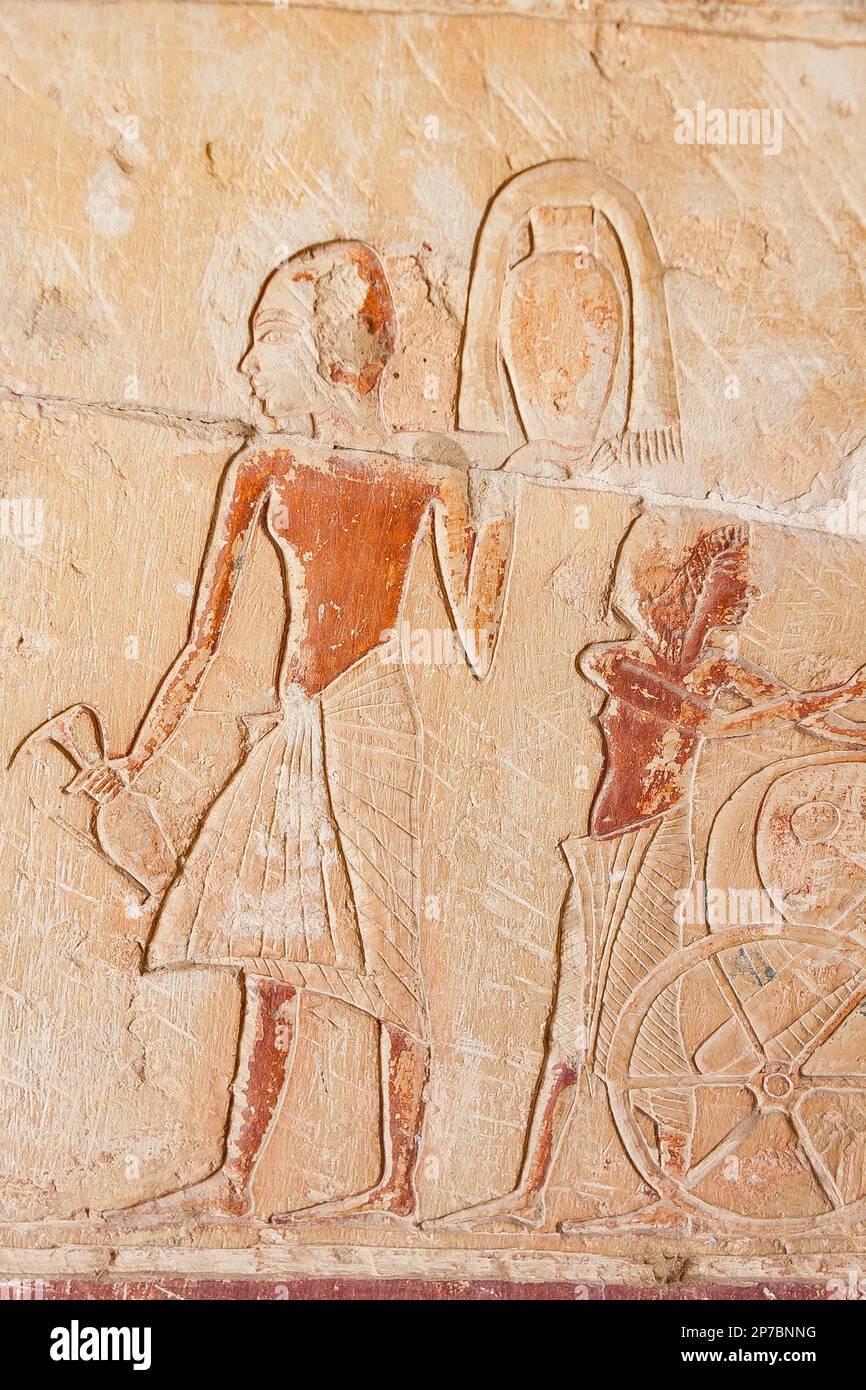 Egitto, Saqqara, tomba di Horemheb, stanza interna, Muro Est lato Sud, un servo che corrompere vasi e vestiti. Ha una strana testa 'turricephalic'. Foto Stock