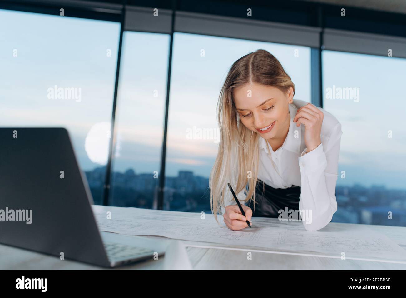 la donna progetta il programma di lavoro, scrive sulla carta, donna di affari Foto Stock