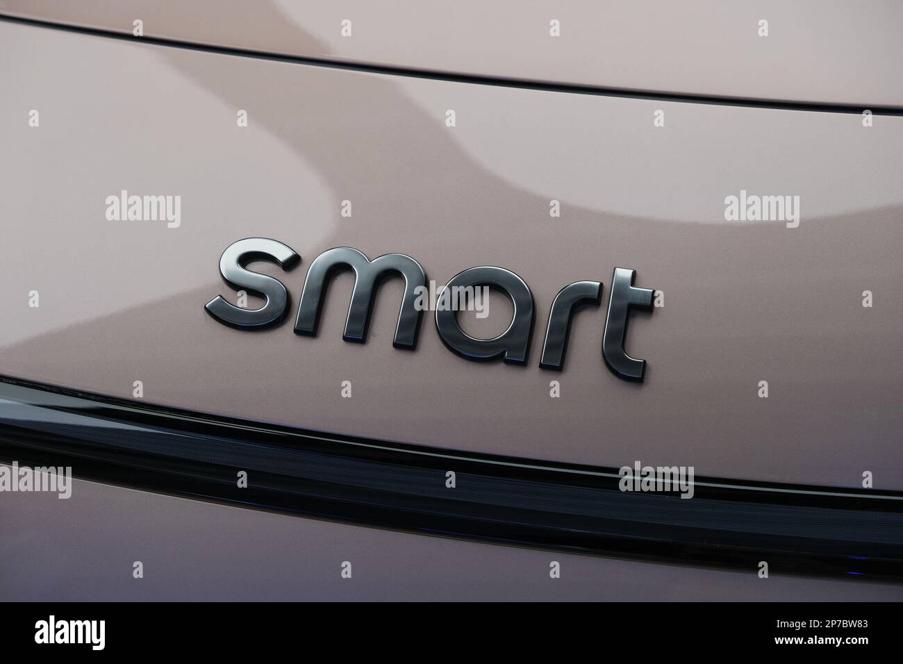 Shanghai, Cina-Marzo.4th 2023: Primo piano del logo Smart car. Smart è un marchio automobilistico tedesco fondato da Mercedes-Benz AG e Zhejiang Geely Holding Foto Stock