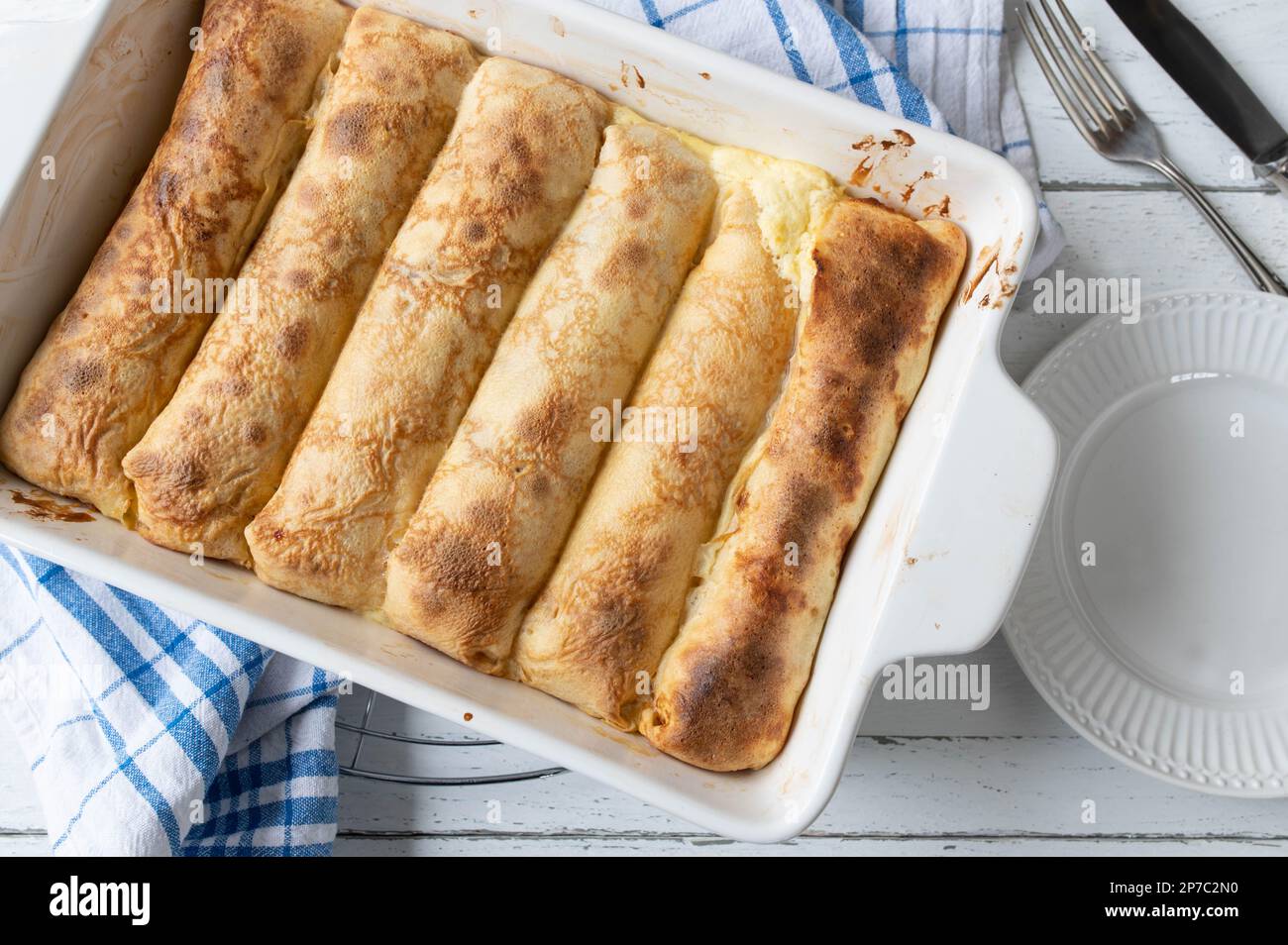 Dessert con frittelle ripieni in una casseruola con limone, farcitura di quark Foto Stock