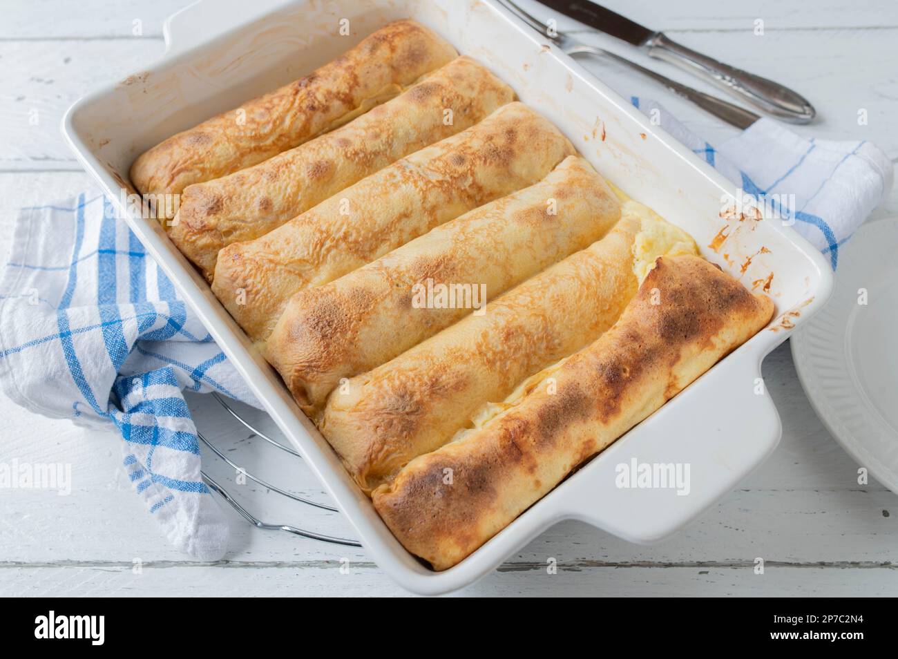 Dessert con frittelle. Ripieno di limone, quark, tuorlo d'uovo e zucchero. Al forno e servito caldo e pronto a mangiare in una casseruola Foto Stock