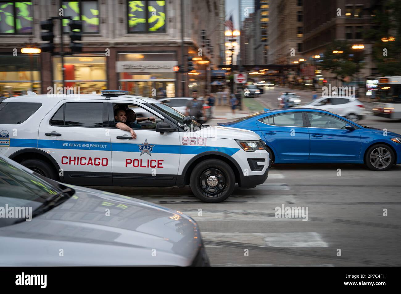 Poliziotto di Chicago che guida una macchina di pattuglia sulla strada in servizio Foto Stock