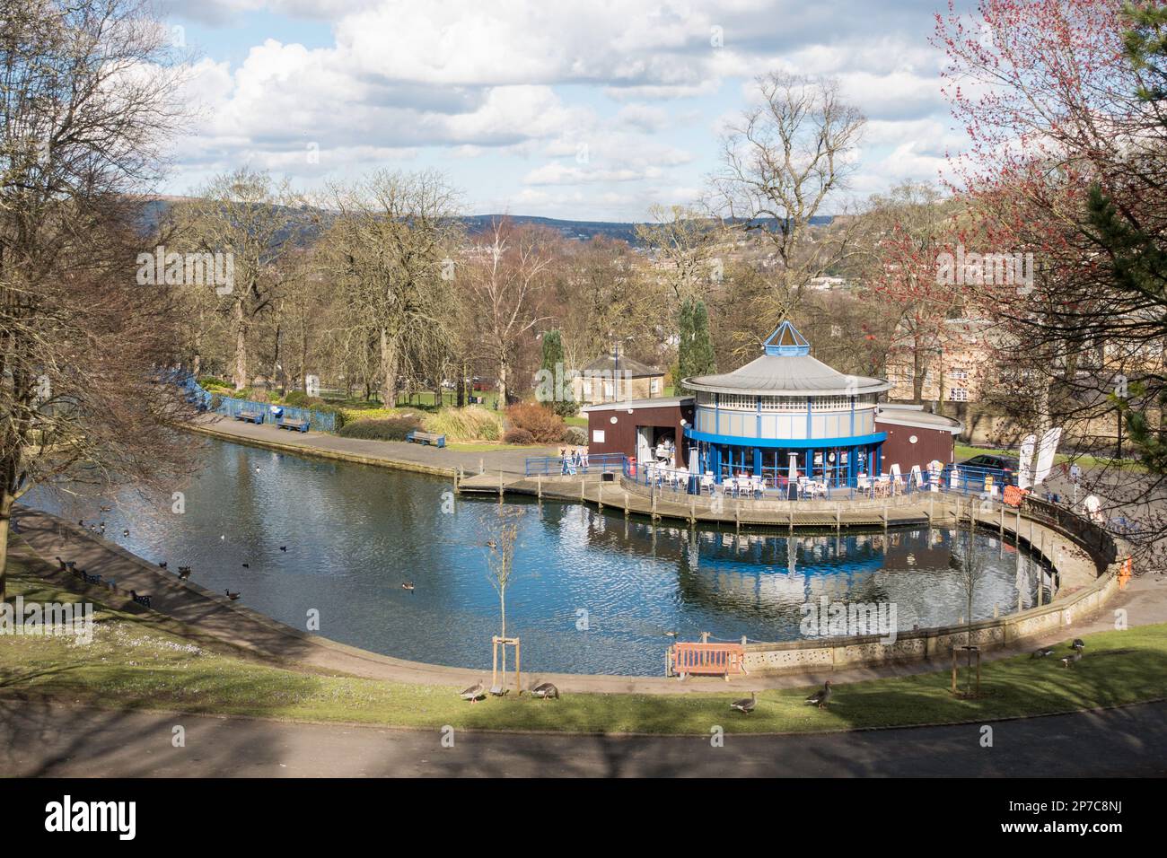 Il lago e la caffetteria in barca a Lister Park, Bradford, West Yorkshire, Inghilterra, Regno Unito Foto Stock