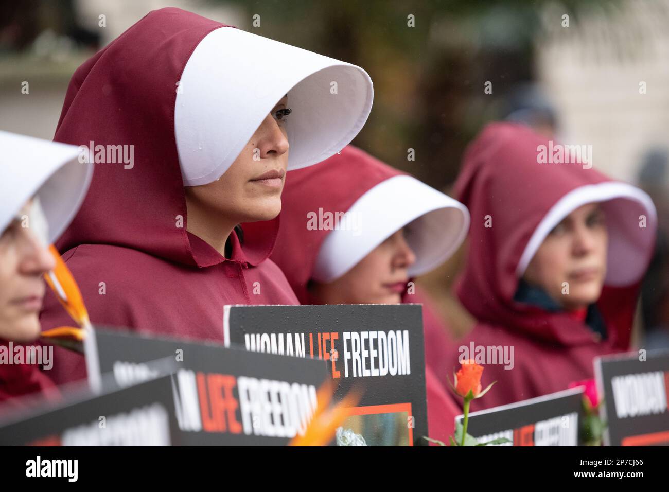 Parliament Square, Londra, Regno Unito. 8th marzo 2023. Le donne anglo-iraniane, vestite come personaggi della racconto della serva, segnano la Giornata Internazionale della Donna i Foto Stock