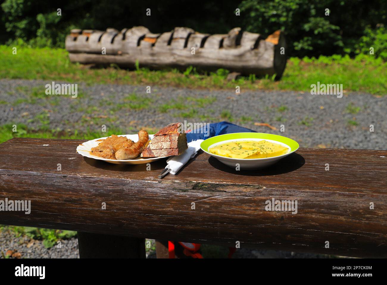 Cibo tradizionale in un luogo di riposo (salsiccia, ravioli di verdure sveve) in montagna Rhoen, Rhön Germania Foto Stock