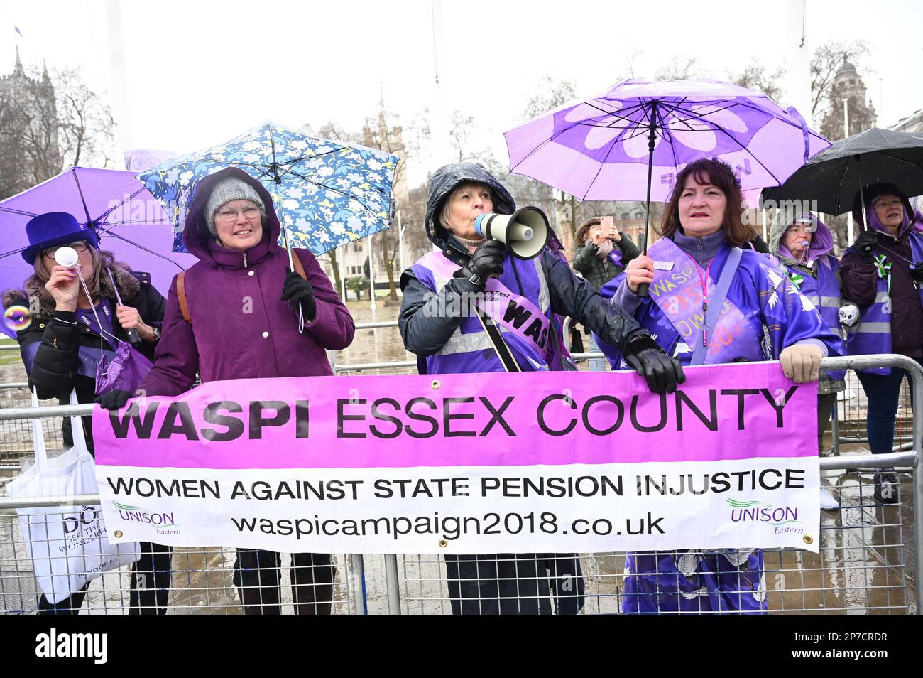 Londra, Regno Unito. 08th Mar, 2023. 2023-03-08, Parliament Square, Londra, Regno Unito. Le donne contro la disuguaglianza pensionistica statale (WASPI) protestano per la Giornata internazionale della donna. Campagna WASPI per le donne nata negli anni '1950s. Altri esprimono il governo britannico legalizzando il furto di sei anni di pensioni per donne senza preavviso, anche se alcune persone che ricevono l'avviso sono nel 2011. È stato loro impedito di ottenere la pensione statale. Praticamente tutte queste donne non sono andate all’università e hanno reso difficile la loro vita senza salvare o andare in pensione. WASPI ha condotto campagne negli ultimi dieci anni. Credito: Vedi li Foto Stock
