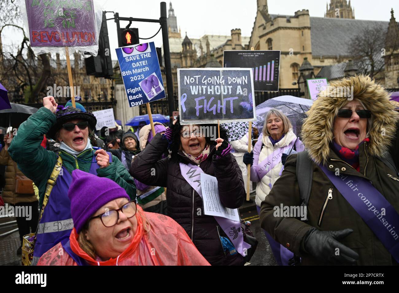 Londra, Regno Unito. 08th Mar, 2023. 2023-03-08, Parliament Square, Londra, Regno Unito. Le donne contro la disuguaglianza pensionistica statale (WASPI) protestano per la Giornata internazionale della donna. Campagna WASPI per le donne nata negli anni '1950s. Altri esprimono il governo britannico legalizzando il furto di sei anni di pensioni per donne senza preavviso, anche se alcune persone che ricevono l'avviso sono nel 2011. È stato loro impedito di ottenere la pensione statale. Praticamente tutte queste donne non sono andate all’università e hanno reso difficile la loro vita senza salvare o andare in pensione. WASPI ha condotto campagne negli ultimi dieci anni. Credito: Vedi li Foto Stock
