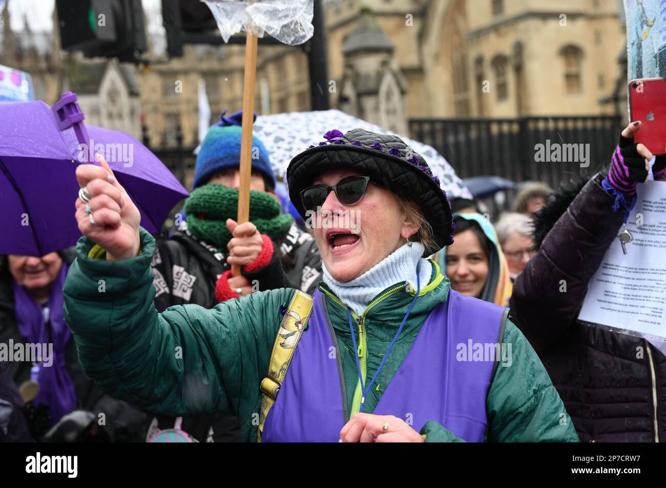 Londra, Regno Unito. 08th Mar, 2023. 2023-03-08, Parliament Square, Londra, Regno Unito. Le donne contro la disuguaglianza pensionistica statale (WASPI) protestano per la Giornata internazionale della donna. Campagna WASPI per le donne nata negli anni '1950s. Altri esprimono il governo britannico legalizzando il furto di sei anni di pensioni per donne senza preavviso, anche se alcune persone che ricevono l'avviso sono nel 2011. È stato loro impedito di ottenere la pensione statale. Praticamente tutte queste donne non sono andate all’università e hanno reso difficile la loro vita senza salvare o andare in pensione. WASPI ha condotto campagne negli ultimi dieci anni. Credito: Vedi li Foto Stock
