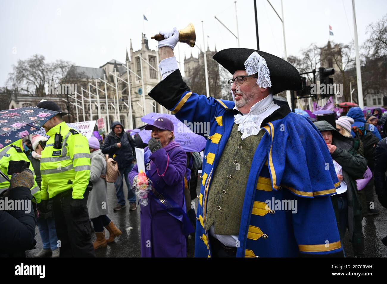 Londra, Regno Unito. 08th Mar, 2023. 2023-03-08, Parliament Square, Londra, Regno Unito. Le donne contro la disuguaglianza pensionistica statale (WASPI) protestano per la Giornata internazionale della donna. Campagna WASPI per le donne nata negli anni '1950s. Altri esprimono il governo britannico legalizzando il furto di sei anni di pensioni per donne senza preavviso, anche se alcune persone che ricevono l'avviso sono nel 2011. È stato loro impedito di ottenere la pensione statale. Praticamente tutte queste donne non sono andate all’università e hanno reso difficile la loro vita senza salvare o andare in pensione. WASPI ha condotto campagne negli ultimi dieci anni. Credito: Vedi li Foto Stock