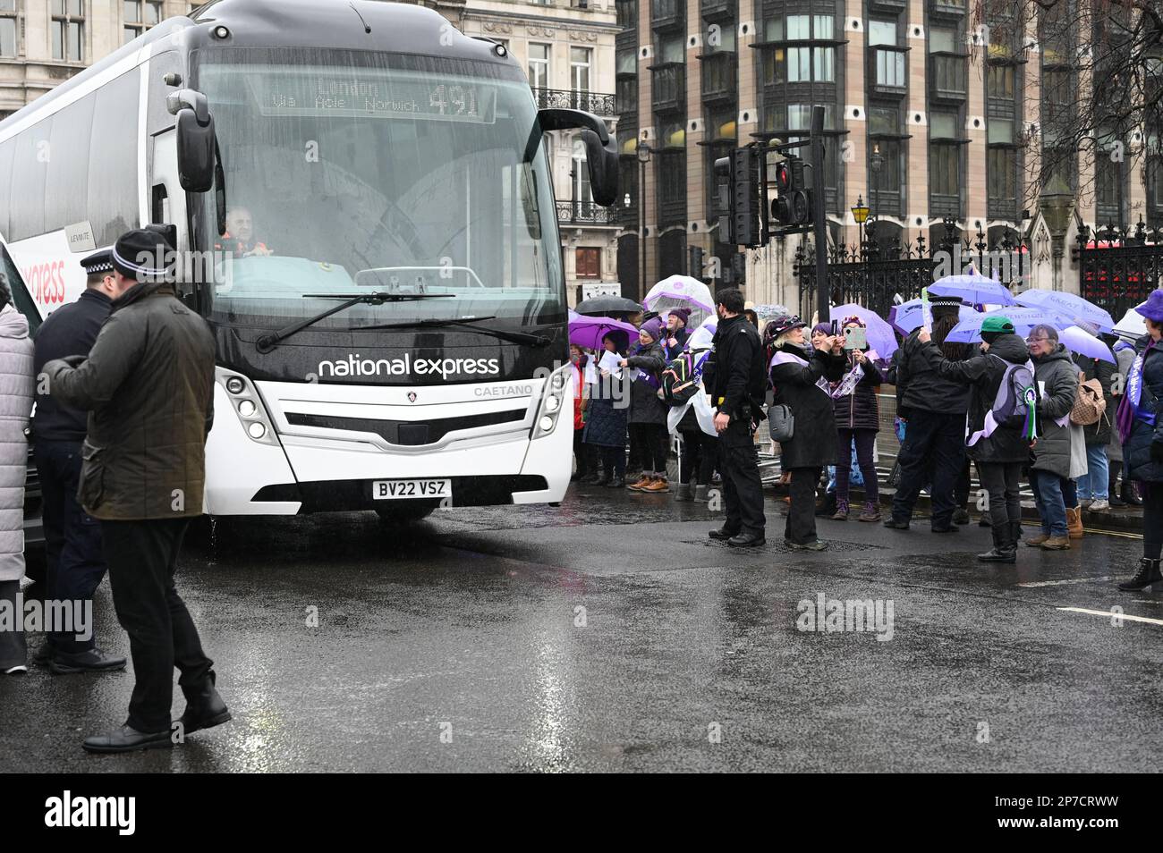 Londra, Regno Unito. 08th Mar, 2023. 2023-03-08, Parliament Square, Londra, Regno Unito. Le donne contro la disuguaglianza pensionistica statale (WASPI) protestano per la Giornata internazionale della donna. Campagna WASPI per le donne nata negli anni '1950s. Altri esprimono il governo britannico legalizzando il furto di sei anni di pensioni per donne senza preavviso, anche se alcune persone che ricevono l'avviso sono nel 2011. È stato loro impedito di ottenere la pensione statale. Praticamente tutte queste donne non sono andate all’università e hanno reso difficile la loro vita senza salvare o andare in pensione. WASPI ha condotto campagne negli ultimi dieci anni. Credito: Vedi li Foto Stock