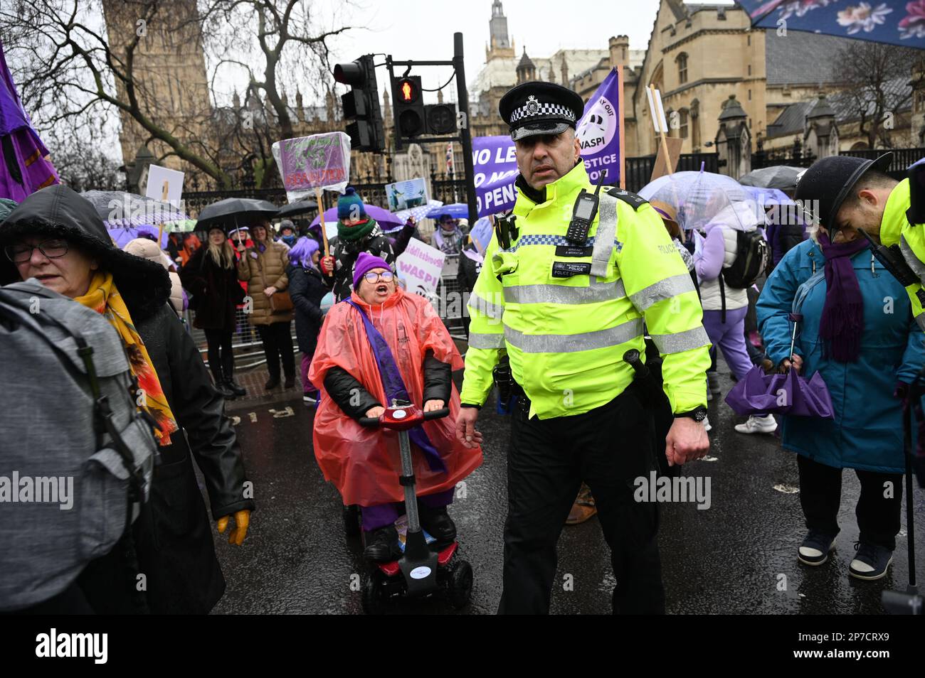 Londra, Regno Unito. 08th Mar, 2023. 2023-03-08, Parliament Square, Londra, Regno Unito. Le donne contro la disuguaglianza pensionistica statale (WASPI) protestano per la Giornata internazionale della donna. Campagna WASPI per le donne nata negli anni '1950s. Altri esprimono il governo britannico legalizzando il furto di sei anni di pensioni per donne senza preavviso, anche se alcune persone che ricevono l'avviso sono nel 2011. È stato loro impedito di ottenere la pensione statale. Praticamente tutte queste donne non sono andate all’università e hanno reso difficile la loro vita senza salvare o andare in pensione. WASPI ha condotto campagne negli ultimi dieci anni. Credito: Vedi li Foto Stock