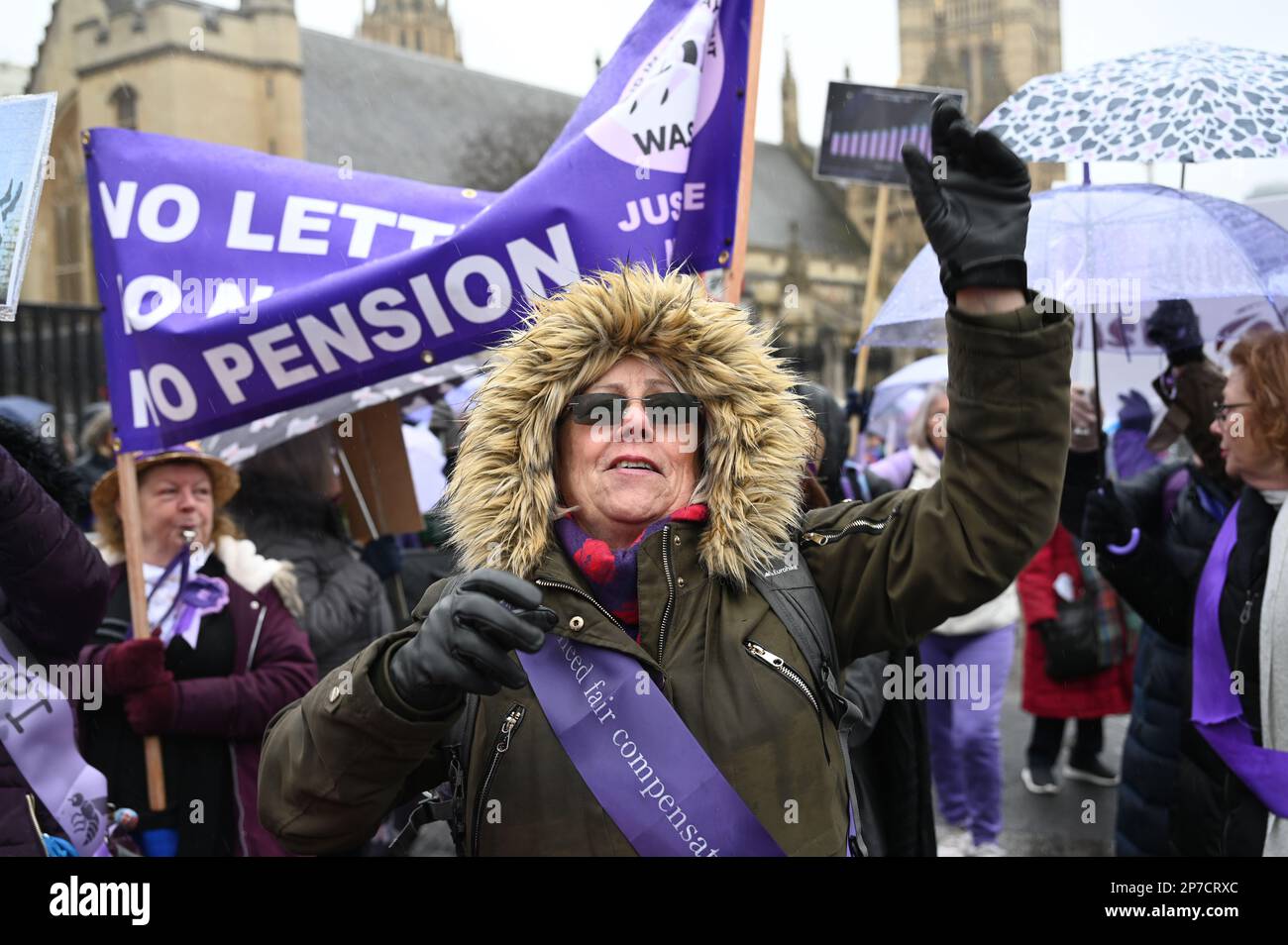 Londra, Regno Unito. 08th Mar, 2023. 2023-03-08, Parliament Square, Londra, Regno Unito. Le donne contro la disuguaglianza pensionistica statale (WASPI) protestano per la Giornata internazionale della donna. Campagna WASPI per le donne nata negli anni '1950s. Altri esprimono il governo britannico legalizzando il furto di sei anni di pensioni per donne senza preavviso, anche se alcune persone che ricevono l'avviso sono nel 2011. È stato loro impedito di ottenere la pensione statale. Praticamente tutte queste donne non sono andate all’università e hanno reso difficile la loro vita senza salvare o andare in pensione. WASPI ha condotto campagne negli ultimi dieci anni. Credito: Vedi li Foto Stock